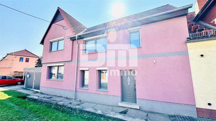 Schönes Wohnhaus mit Doppelgarage, Terrasse und Nebengelass in Traumlage - Frontansicht Titel